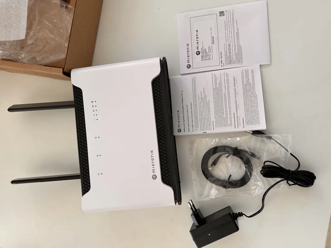 Router MikroTik Chateau LTE12 z antenami, kablem Ethernet i zasilaczem — pełny zestaw